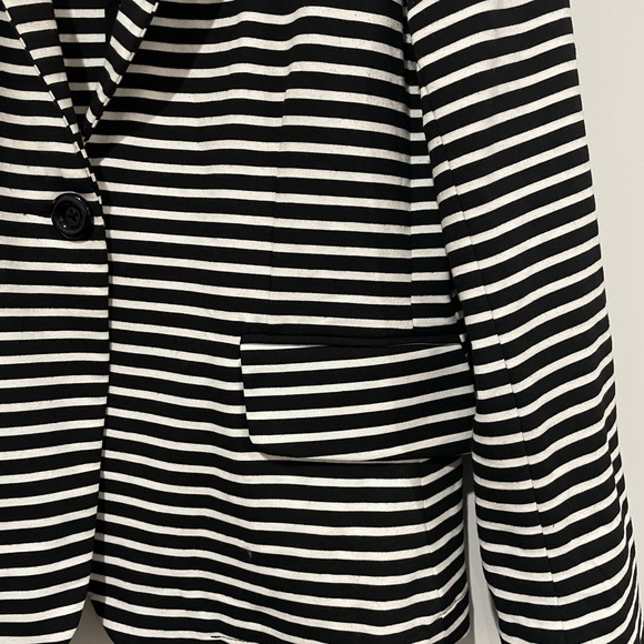 VIRTU | Black & White pin striped blazer with pockets - Picture 4 of 5